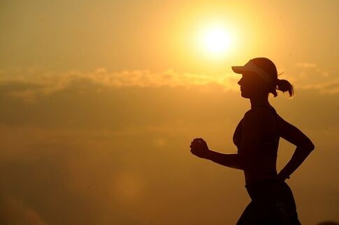 Aby schudnąć, możesz biegać nie tylko rano, ale także wieczorem. 