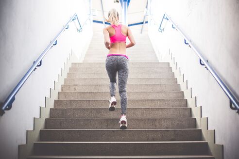 Bieganie po schodach to świetny sposób na pozbycie się zbędnych kilogramów. 