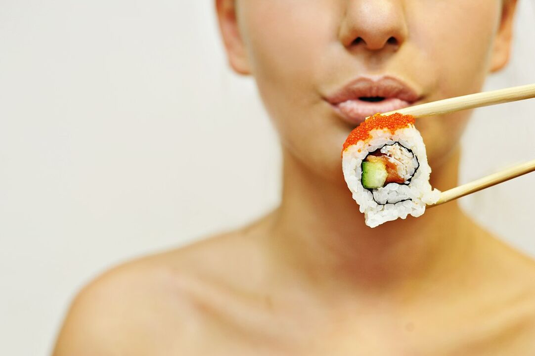 jedzenie sushi na japońskiej diecie