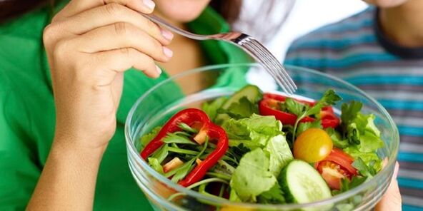 Spożywanie sałatki warzywnej na diecie bezwęglowodanowej, aby zagłuszyć uczucie głodu